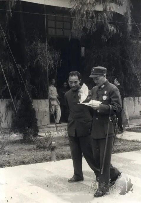 1943年10月10日，蒋介石和戴笠在中美特种技术合作所视察 。中美特种技术合作