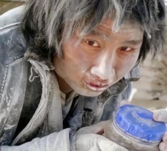 2007年，大学生崔松旺伪装成流浪汉，浑身散发恶臭，牙齿布满污垢，每天在垃圾桶旁