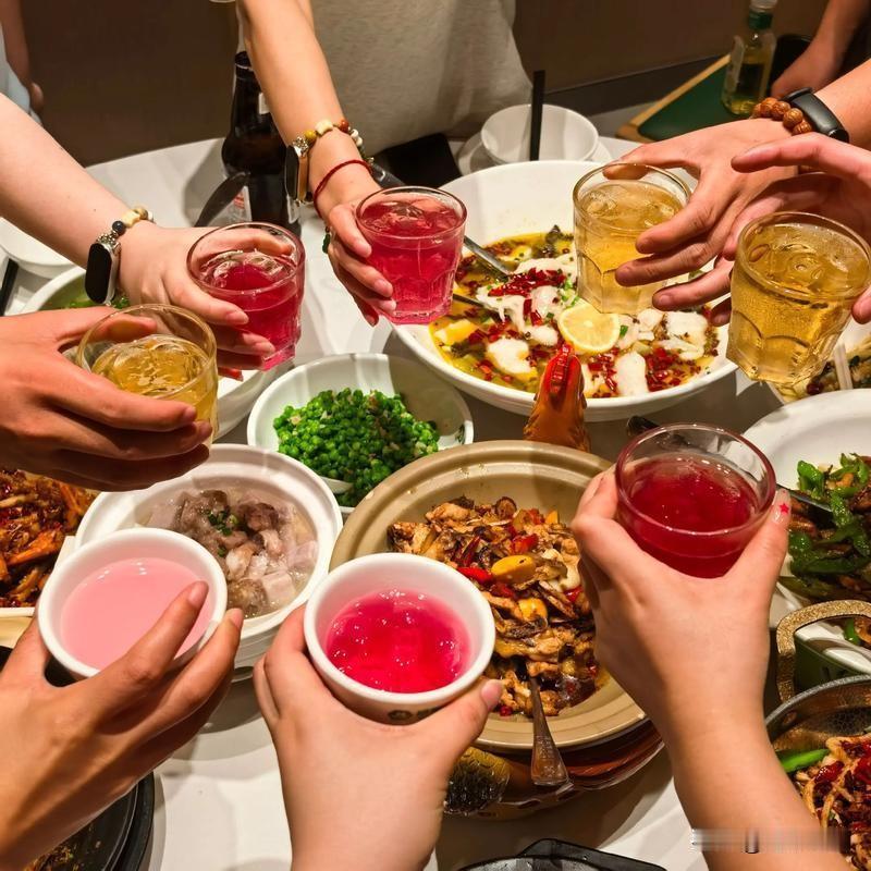 家属起诉共饮者针对大家关注的这起“酒后救人溺亡”案件，核心结论是：法院二审判决驳