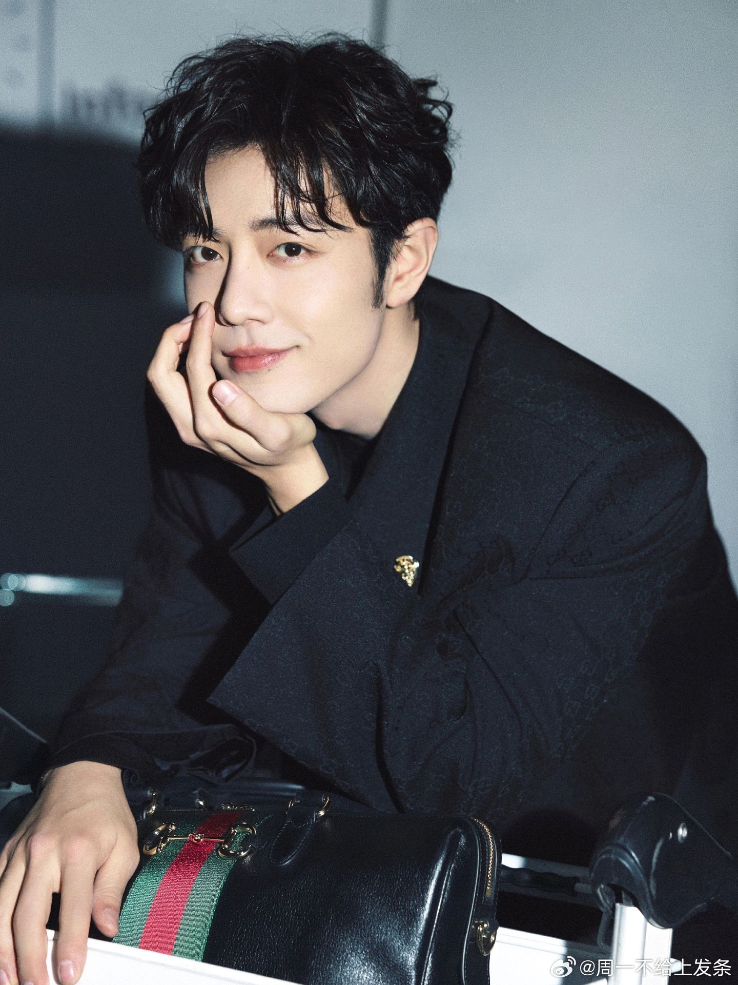 肖战 肖战的帅是骨相皮相双绝，剑眉星目自带清贵气场，笑时眉眼弯月满是少年澄澈，静
