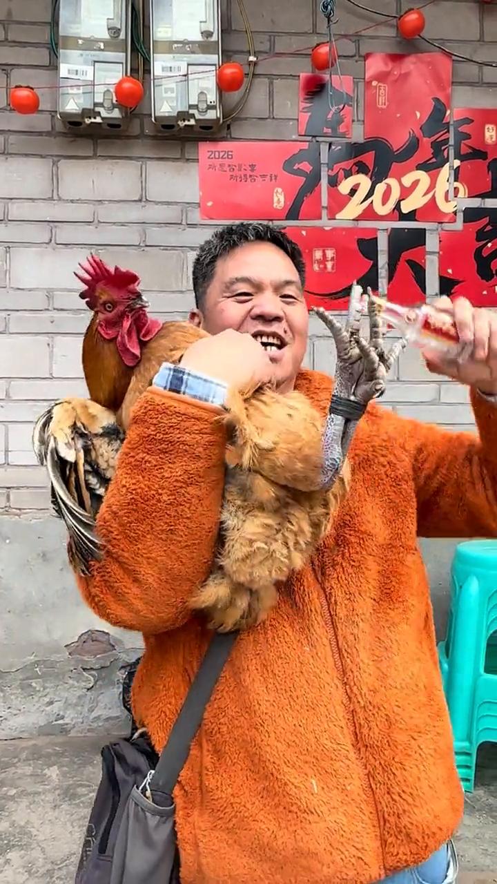 过大年啦，我祝大家虎年身体健康，万事如意。喝的五粮液，这是我的大公鸡，雄起。到宜