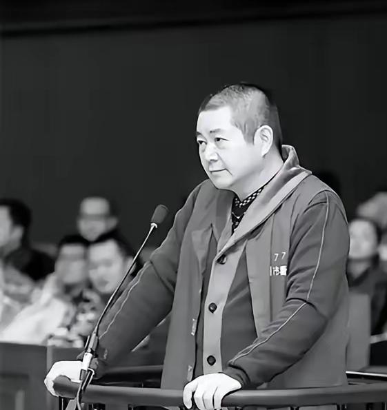 2010年，四十二岁的张宏在生意上遇到资金周转困难，便找上了在杭州做贷款生意的朋