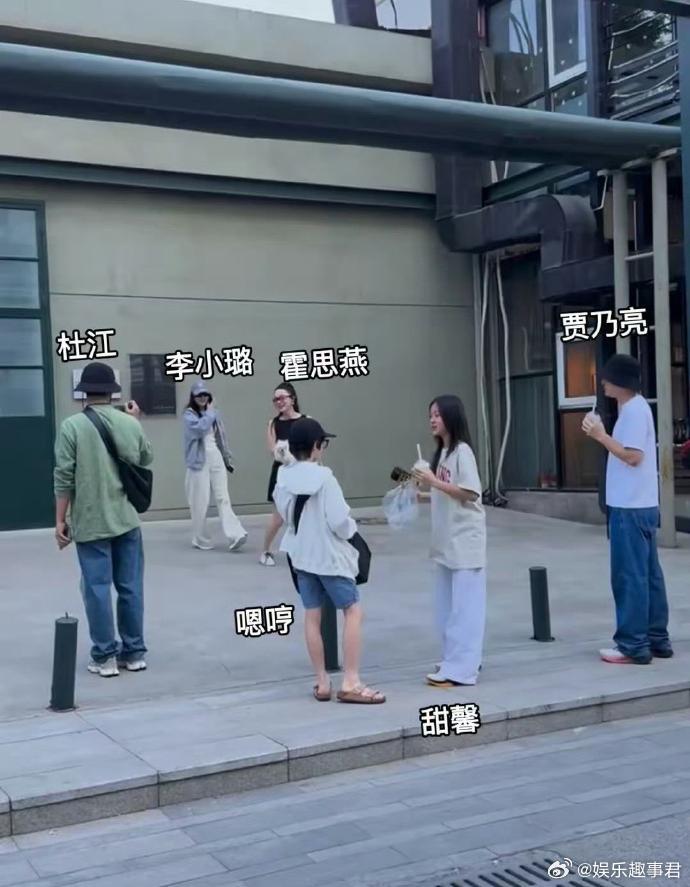 霍思燕一家与贾乃亮一家出游杜江霍思燕带着儿子嗯哼，贾乃亮与前妻带着女儿甜馨，两家