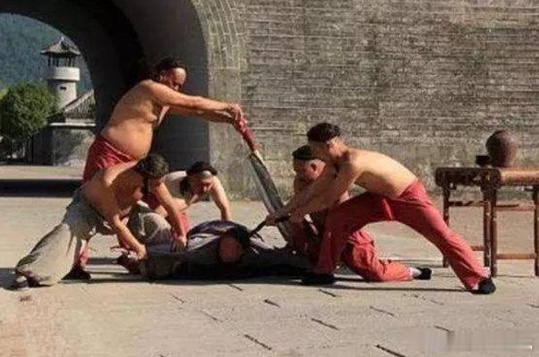 公元 1734 年，俞鸿图被腰斩后迟迟未死，上半身在地上打滚，口中惨叫不断，还用