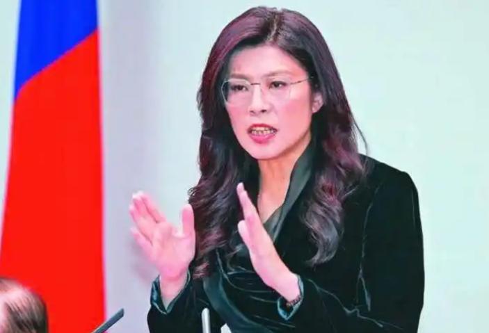 郑丽文太让人吃惊了！在参观访问清华附中的时候，她一激动，直接半开玩笑地说要把这机