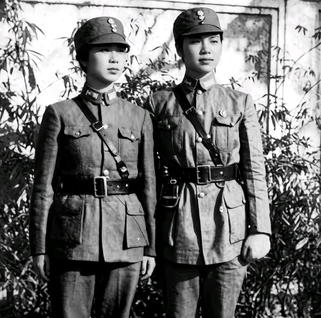 上世纪三十年代，国军建军才十几年，装备很落后，军装鞋帽质量很差，不要说军靴，连布