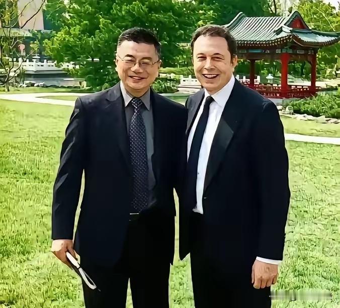 太意外！全球狂傲的马斯克，唯独对这位上海老同学甘拜下风。
​​在国际商界，马斯克