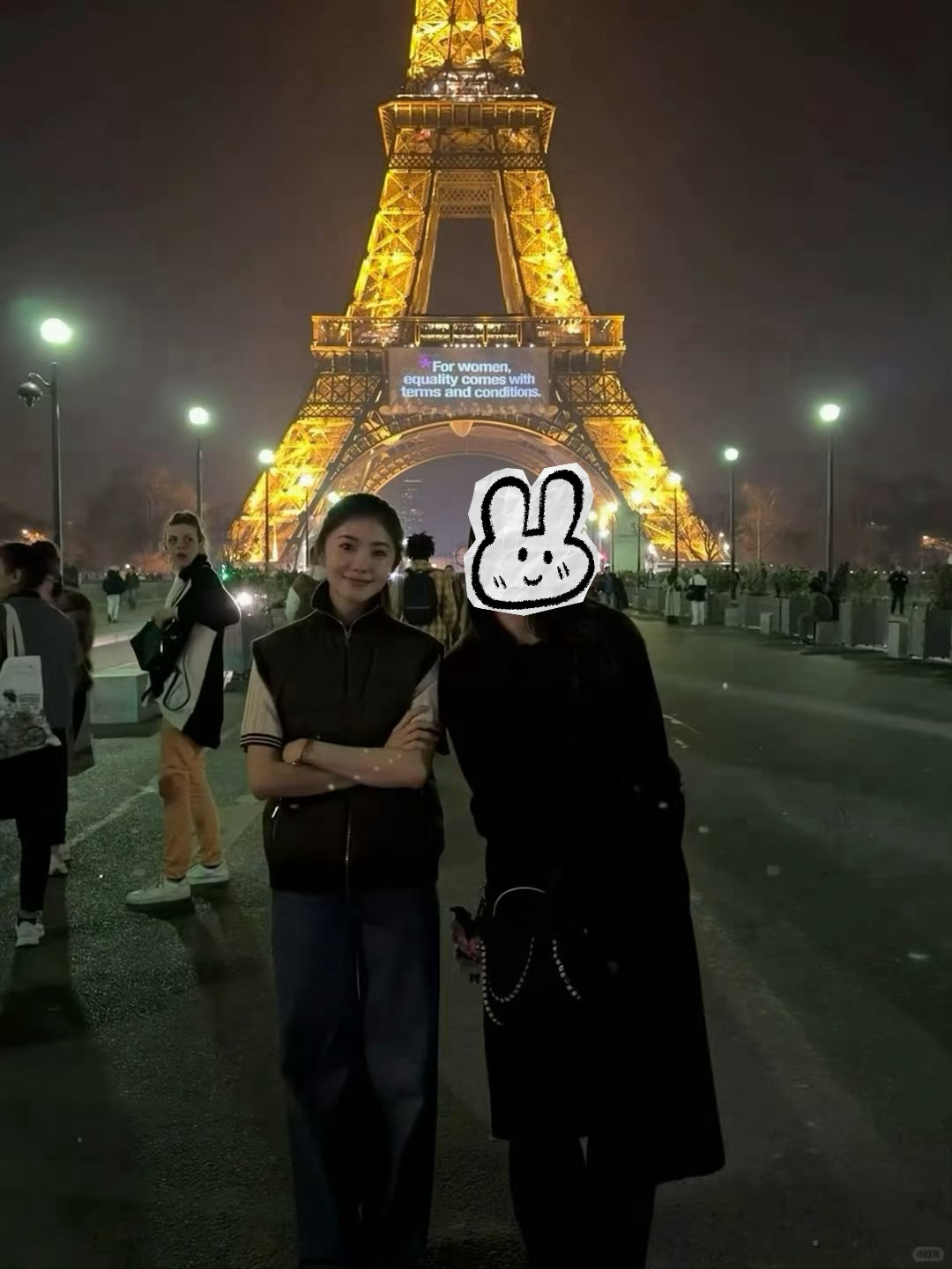 好干练清爽一小女孩我这就在巴黎铁塔下排队和刘浩存合照网友在巴黎铁塔和刘浩存合照