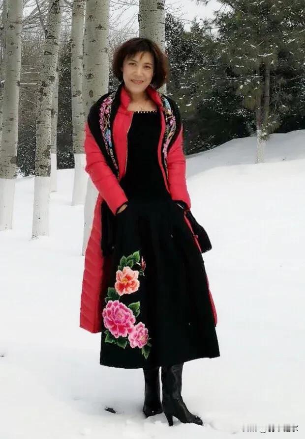 冬日午后，那轮慵懒的太阳悠然倚挂天际，洒下柔和而略带寒意的光芒，轻轻拂过这座巍峨
