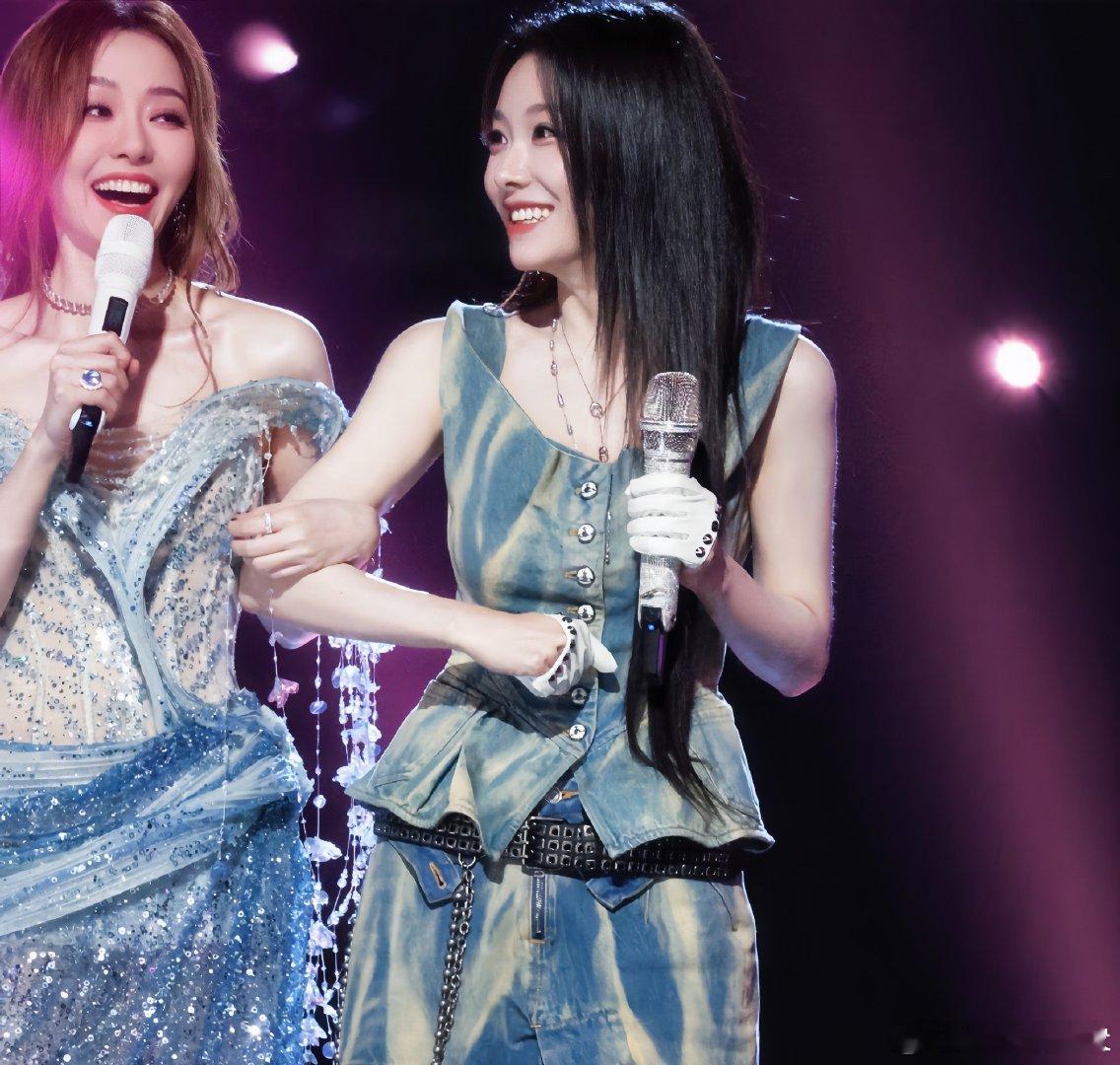 张靓颖喻言合唱Red扑通扑通舞台 谁的DNA动了！两位实力唱将同台飙歌，《我所知