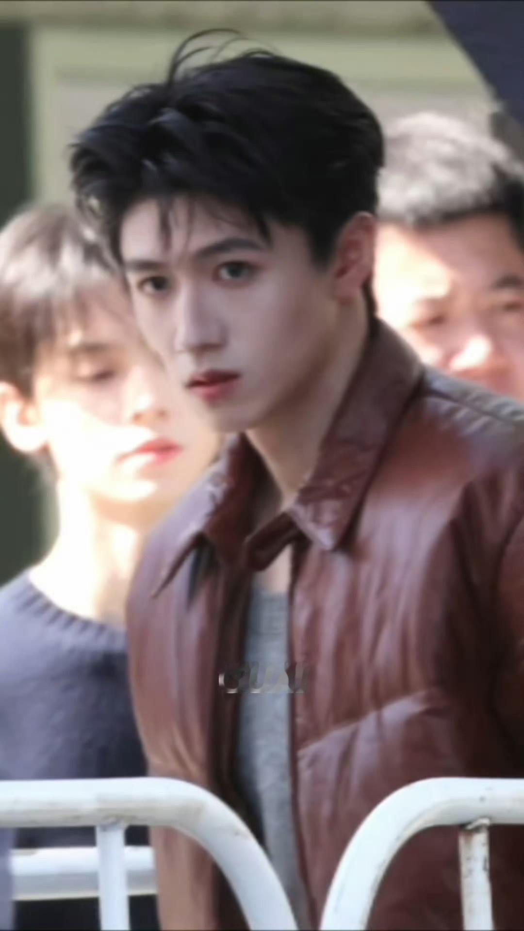 朱志鑫超季上身prada全套look奢牌宠儿朱志鑫，今日拍摄上身Prada超季全