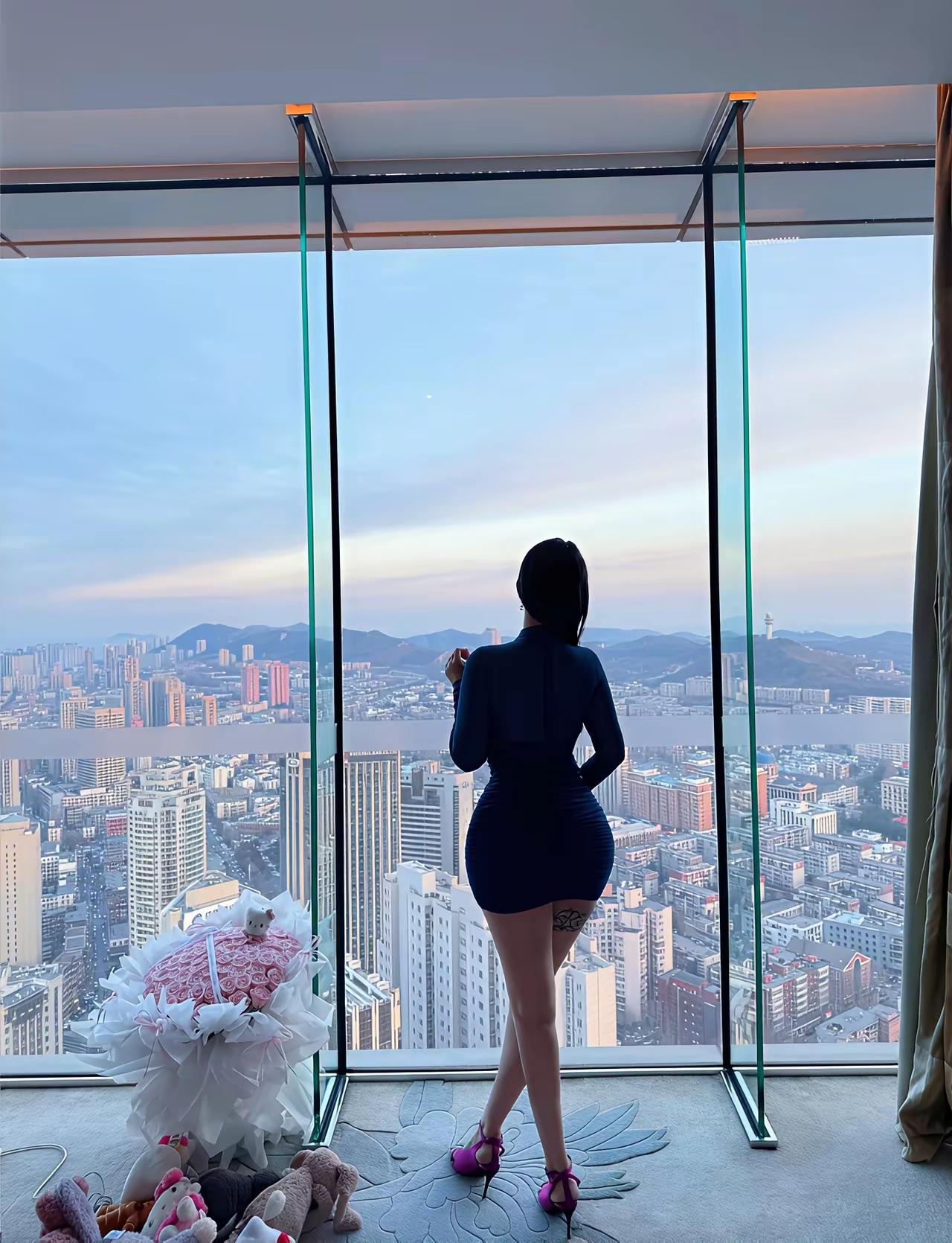追女神，操场表白，她说:想追我？你现在在操场裸奔一圈没准我心软不小心同意了呢，哼