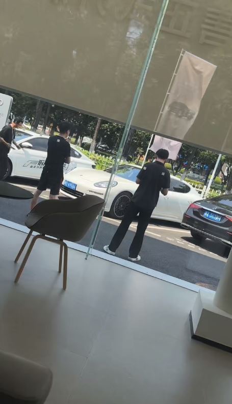 网友投稿：绍兴柯桥极氪家，门口已变豪车展，一群富哥开着路虎、宾利、保时捷、大G来