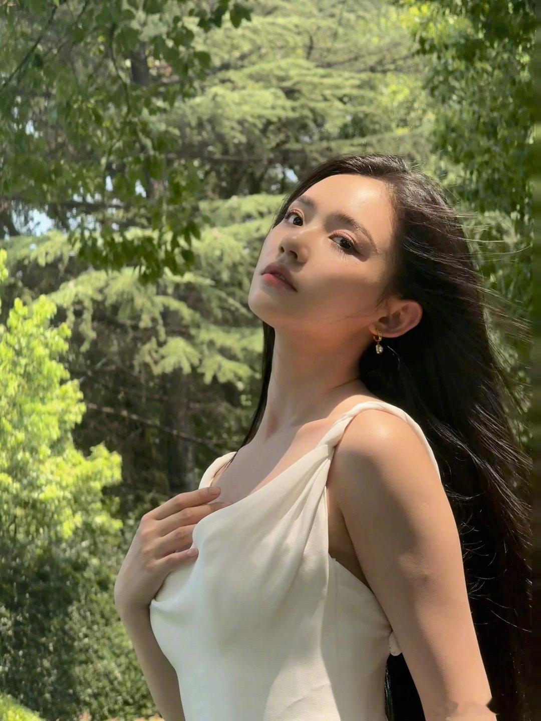 #林允荡领吊带长裙#林允好美！荡领白色吊带长裙真的太适合了，白月光感觉MAX ！