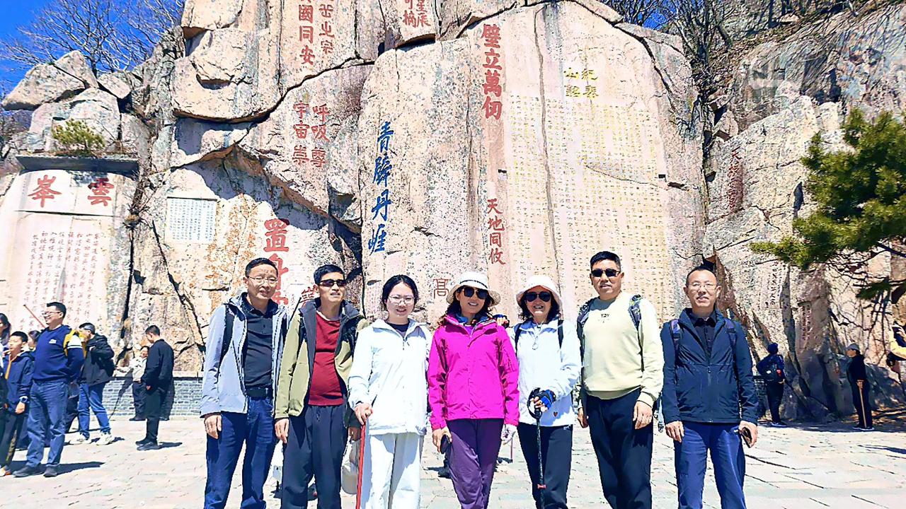 一阶一石皆是历史，一笔一划藏古今。泰山的摩崖石刻，像时光的密码，镌刻着帝王雄心与