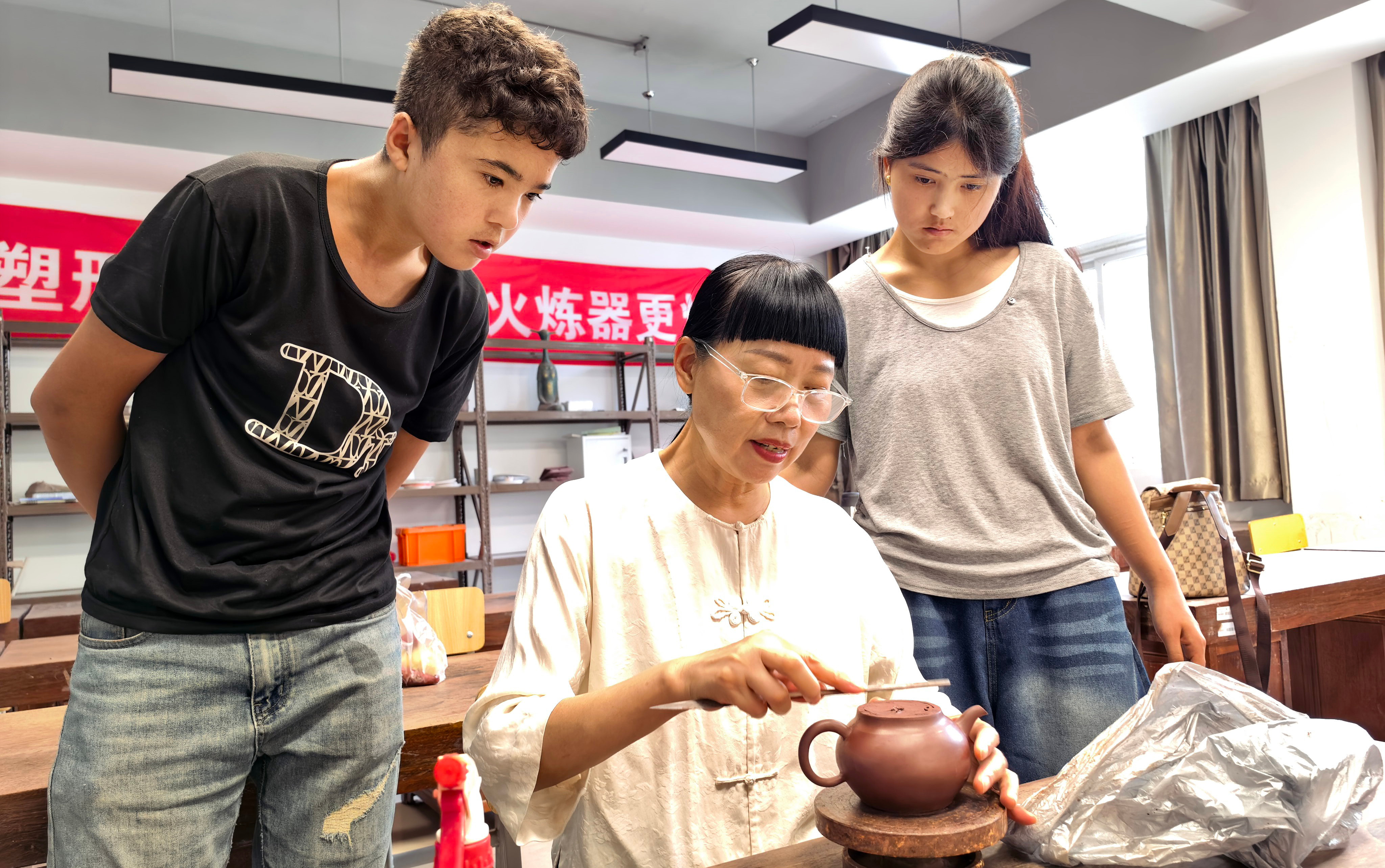 新疆伽师县陶瓷工艺美术技校生在宜兴学习紫砂壶制作，今天下午，江苏省工艺美术大师、