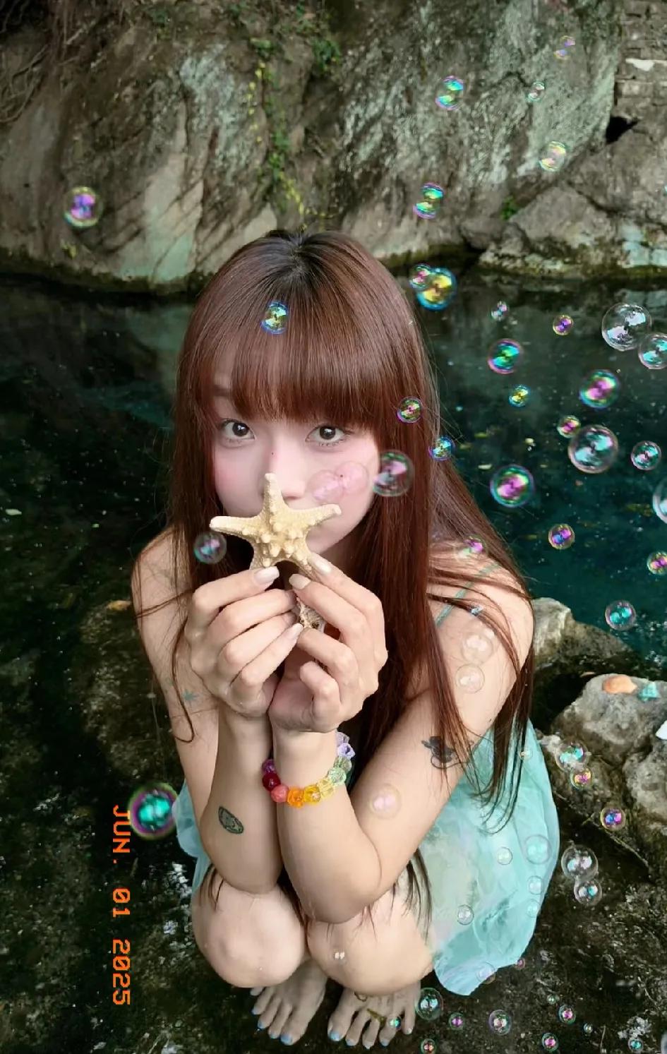夏日，记忆中，上世纪九十年代的有一年夏天，那个夏季天气特别适合度夏。
每一天，白