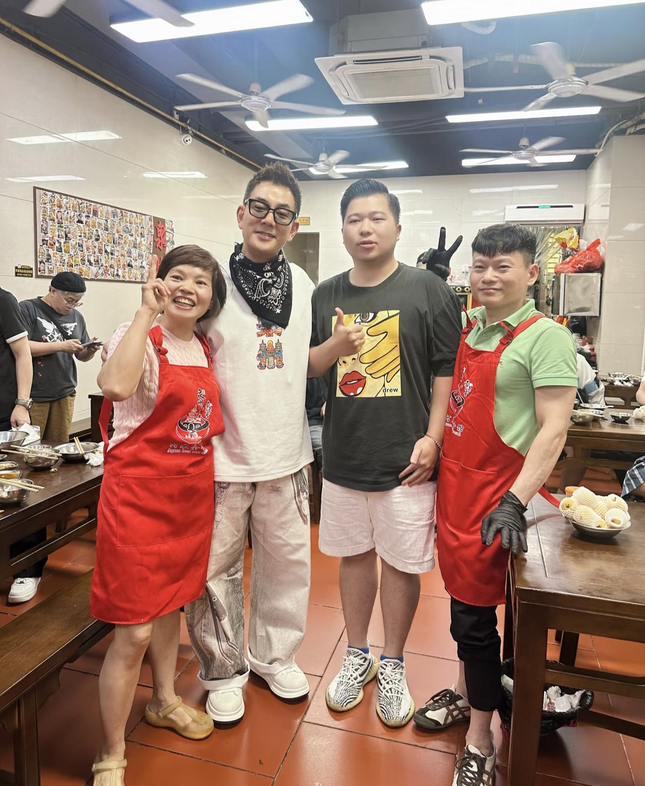 60岁任贤齐现身泉州一间餐馆吃全牛宴，他现实中真人看起来好年轻，穿衣打扮时尚，个