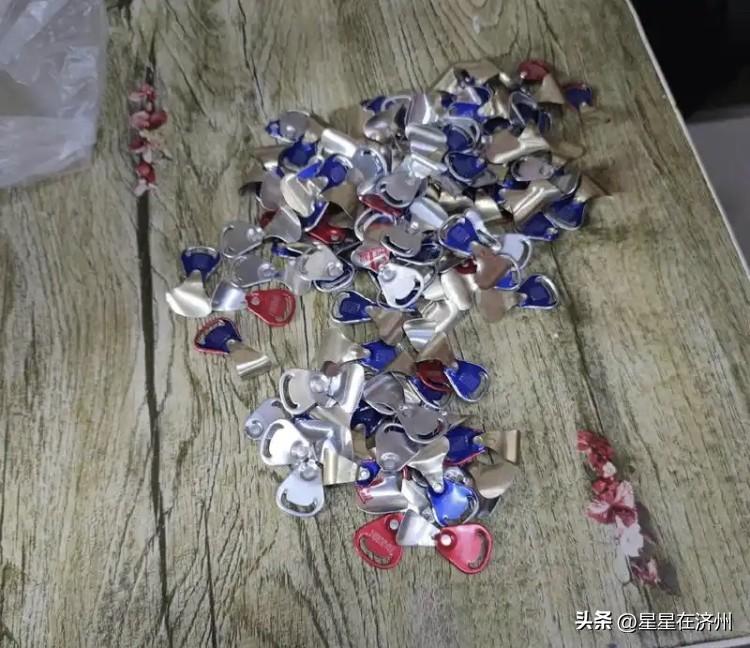 这也真是一个人才，
浙江一男子自制中奖易拉罐盖子，
每天去商店兑换啤酒，
平均一