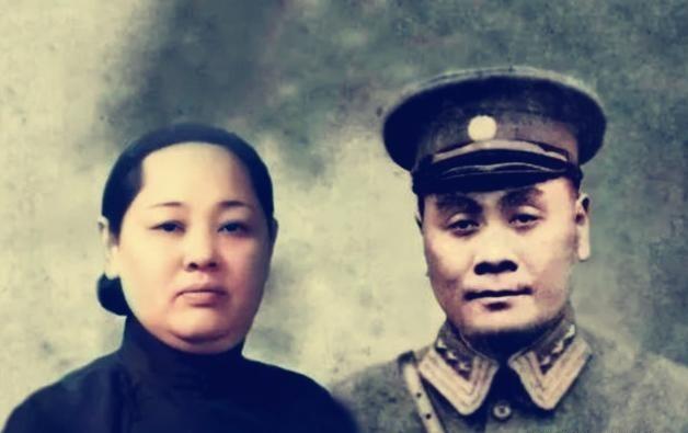 1935年，刘湘当上了四川省主席，妻子周氏觉得跟丈夫差距太大，没办法陪他在官场沉