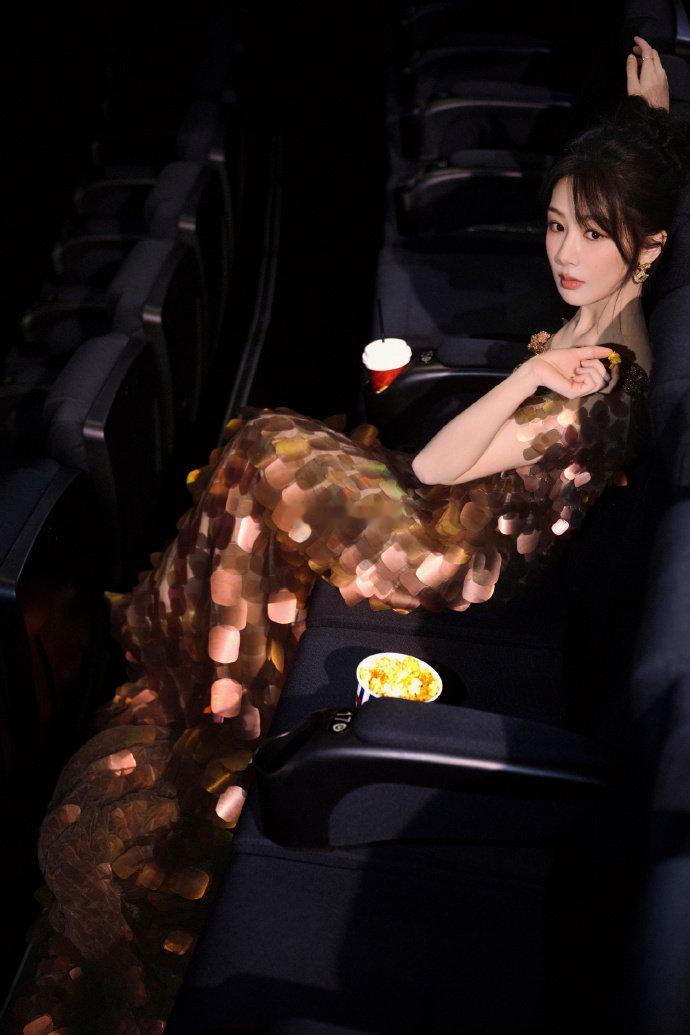 杨紫25年首套高定造型  本次杨紫演绎的是GuoPei 2016秋冬高定，她本身