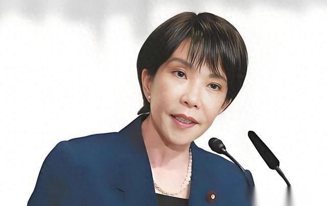 亲信背地里骂她是“最差劲”的女人，民众在雨里喊着让她滚蛋，高市早苗这回是真悬了。