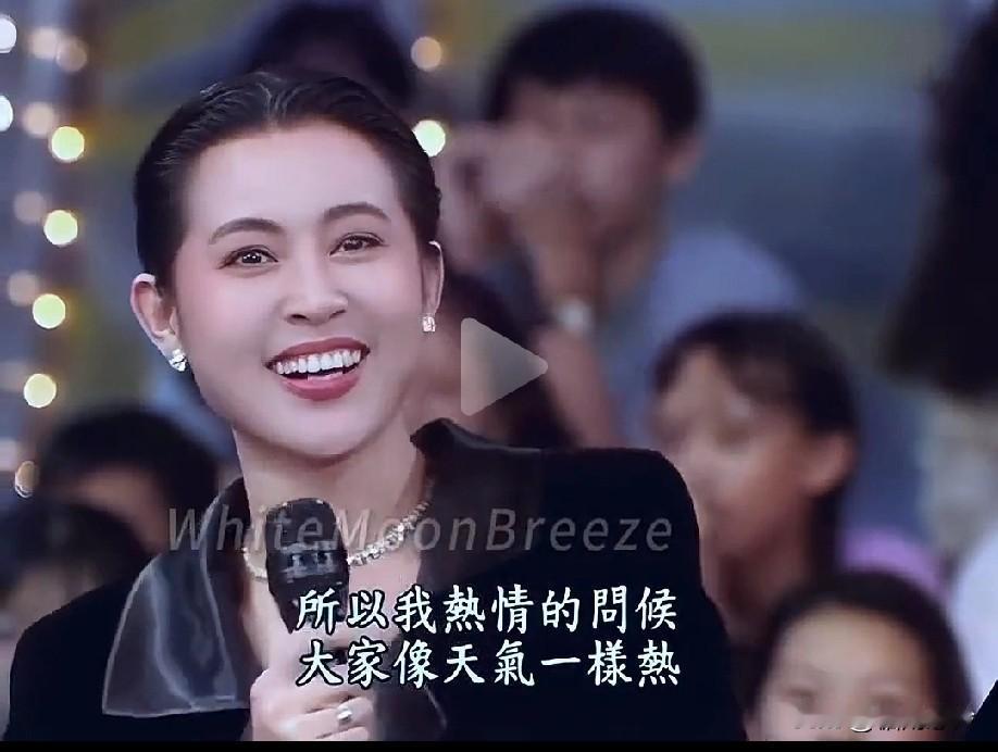 年轻的倪萍真的是美丽端庄大方的代名词。看她年轻时的美照，比陈红还要美几分，水汪汪