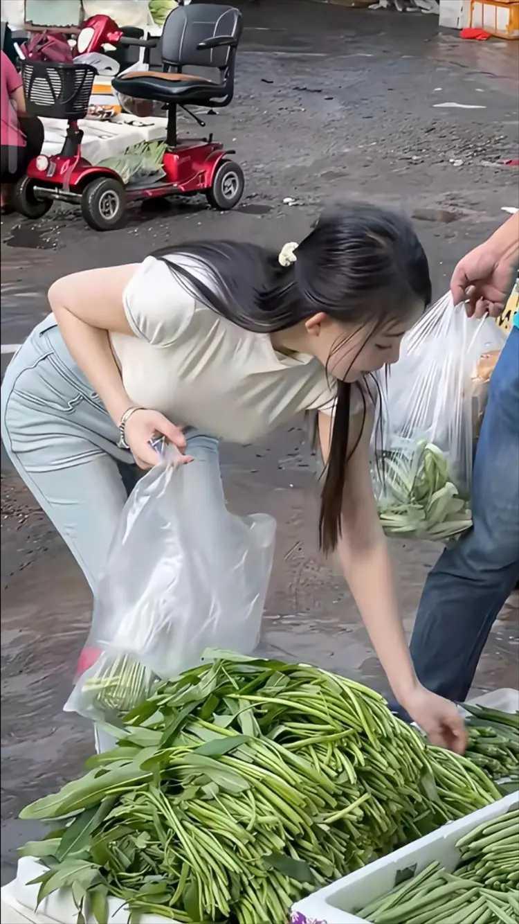 入得厨房，出得厅堂，这是多少男子梦寐以求的女人。
像这个女子，要相貌有相貌，要身