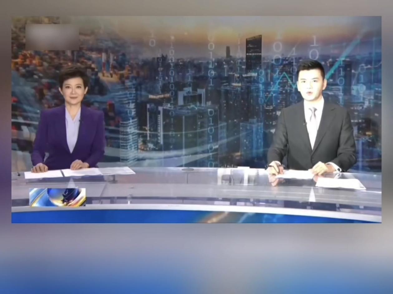 央视在8月20日中午12点直播《新闻30分》时，刚一开场，主播严於信的面部突然被