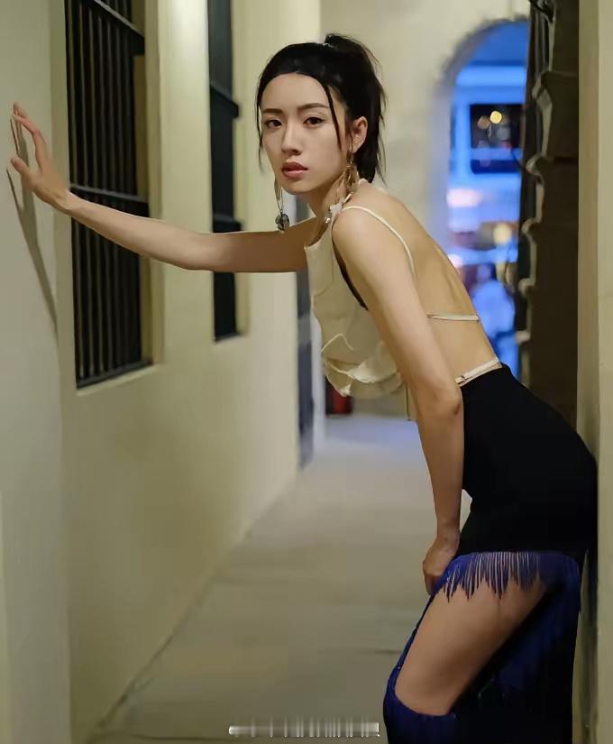 她目前香港TVB顶级美女，很多电视剧都找她当女主角，TVB要全力捧红她 