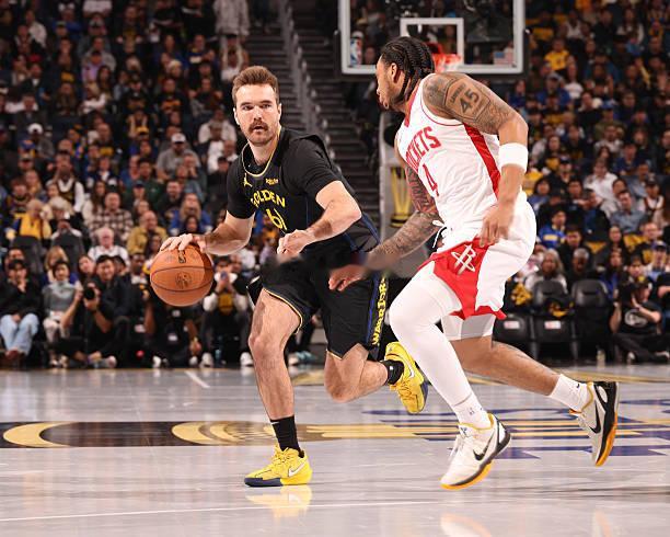 勇士这个阵容里面，包括小佩顿、斯潘塞和桑托斯，这几个都是在其他球队打不上的球员，