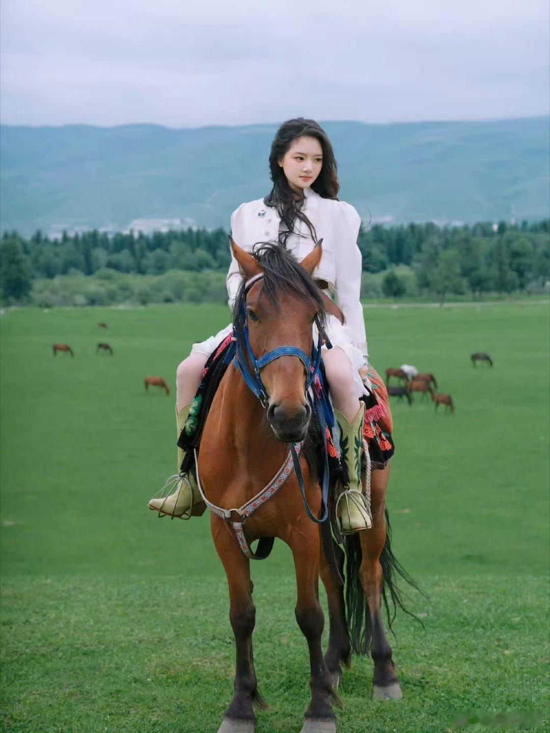 任敏骑马真的很出片 任敏好美好飒呀，不得不说咱们妹妹骑马真的很出片，完全就是我们
