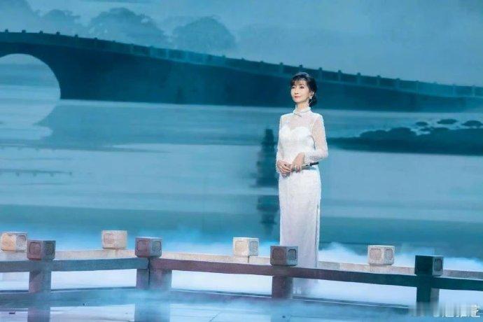 赵雅芝方言拜年  赵雅芝姐姐的方言拜年，展现了她的多才多艺。五种方言，五种风情，