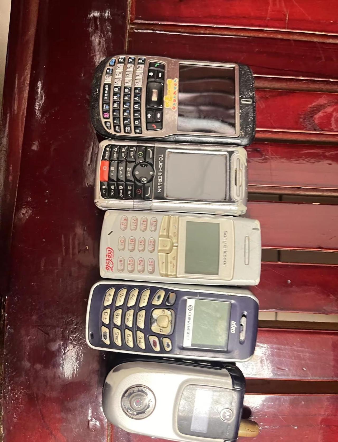 回老家，发现一堆上了年纪的旧手机，其中两个是我的，一个是上大学时候的旧手机，一个