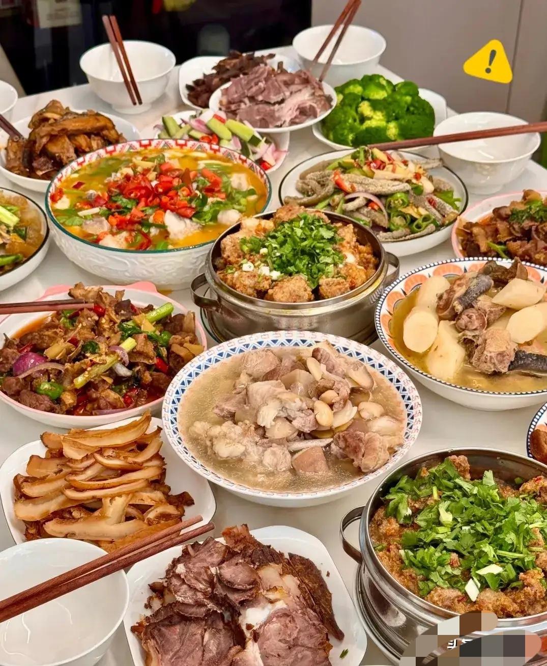 家人们评评理！今天我爸生日，我哥说全家来庆祝。可我哥和嫂子来的时候，居然空着手，