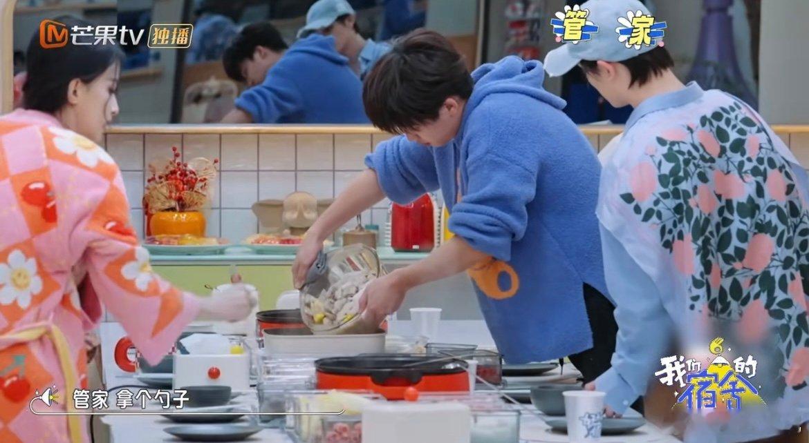 丁程鑫尽职尽责 《我们的宿舍》中，他不仅精准拿捏每个人的口味偏好，连餐具摆放、环