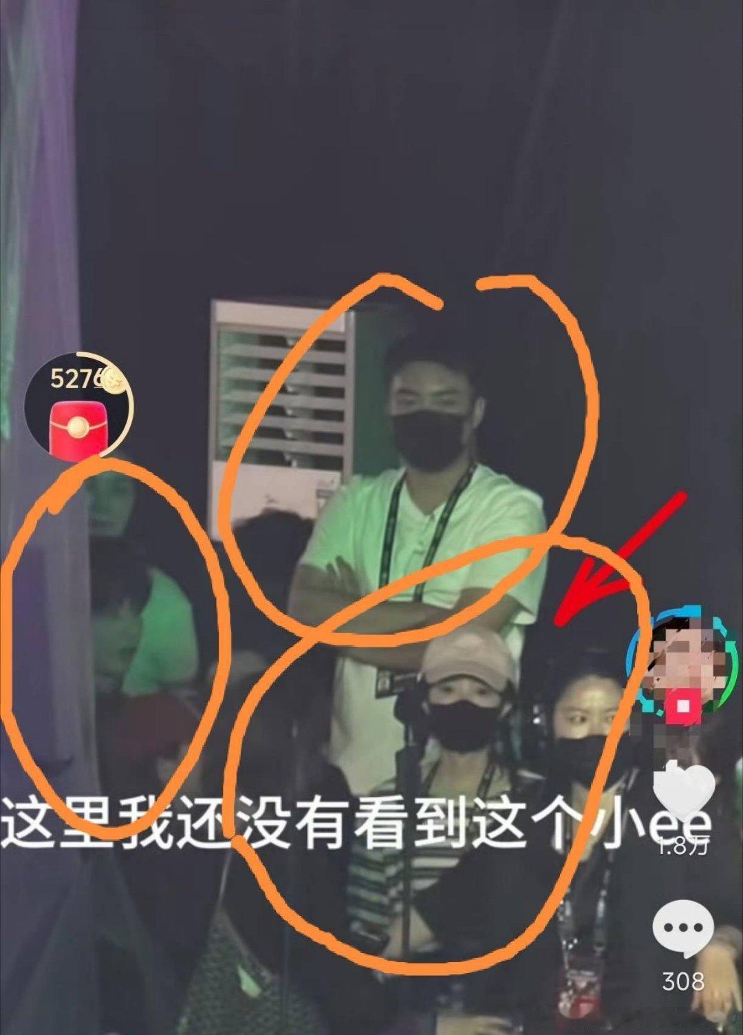 这个妹子形影不离啊，长得不错，像乐乐吗？ 