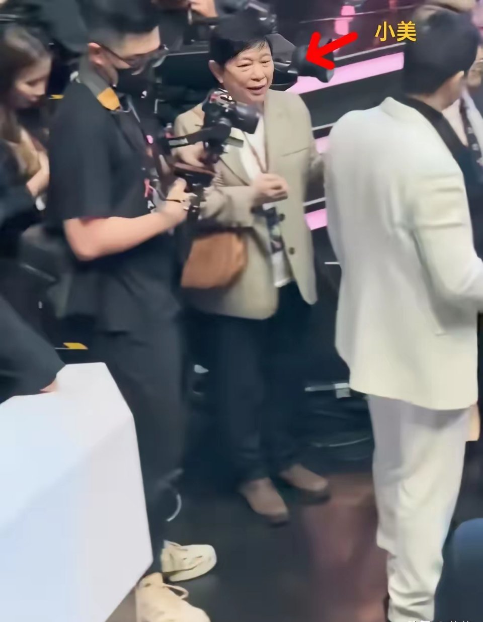 郭富城经济人小美陪着郭富城出现在活动现场，岁月不饶人啊。 