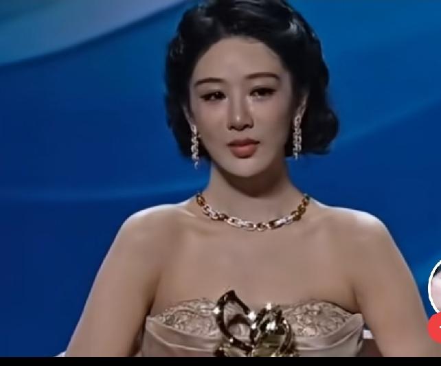 第一眼以为是韩国女星，仔细一瞧才发现是杨紫。