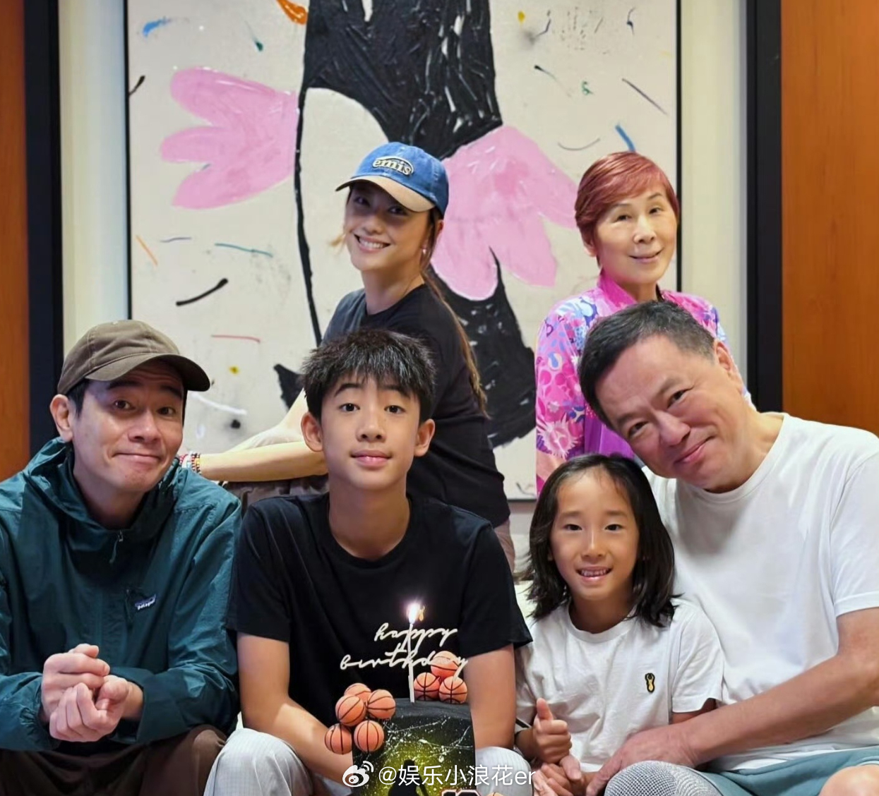 应采儿小儿子剪掉长发 有网友太原偶遇应采儿母子，小儿子Hoho把长发剪掉了。 