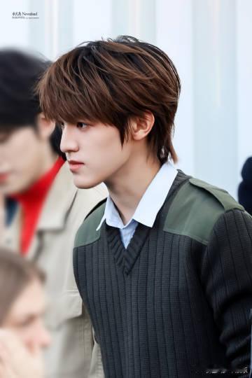 张泽禹状态 瞧瞧张泽禹在米兰Prada大秀上的状态！他眼神坚定又明亮，仿佛藏着星