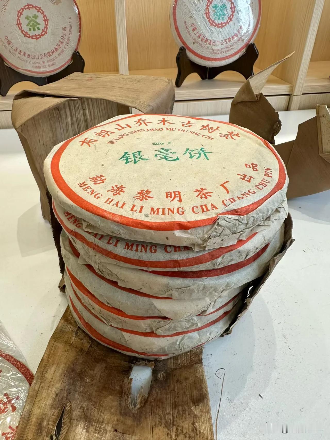 03银毫饼、501早春银毫

03银毫饼那种高级感满满的烟香，一拿到就爱。03银