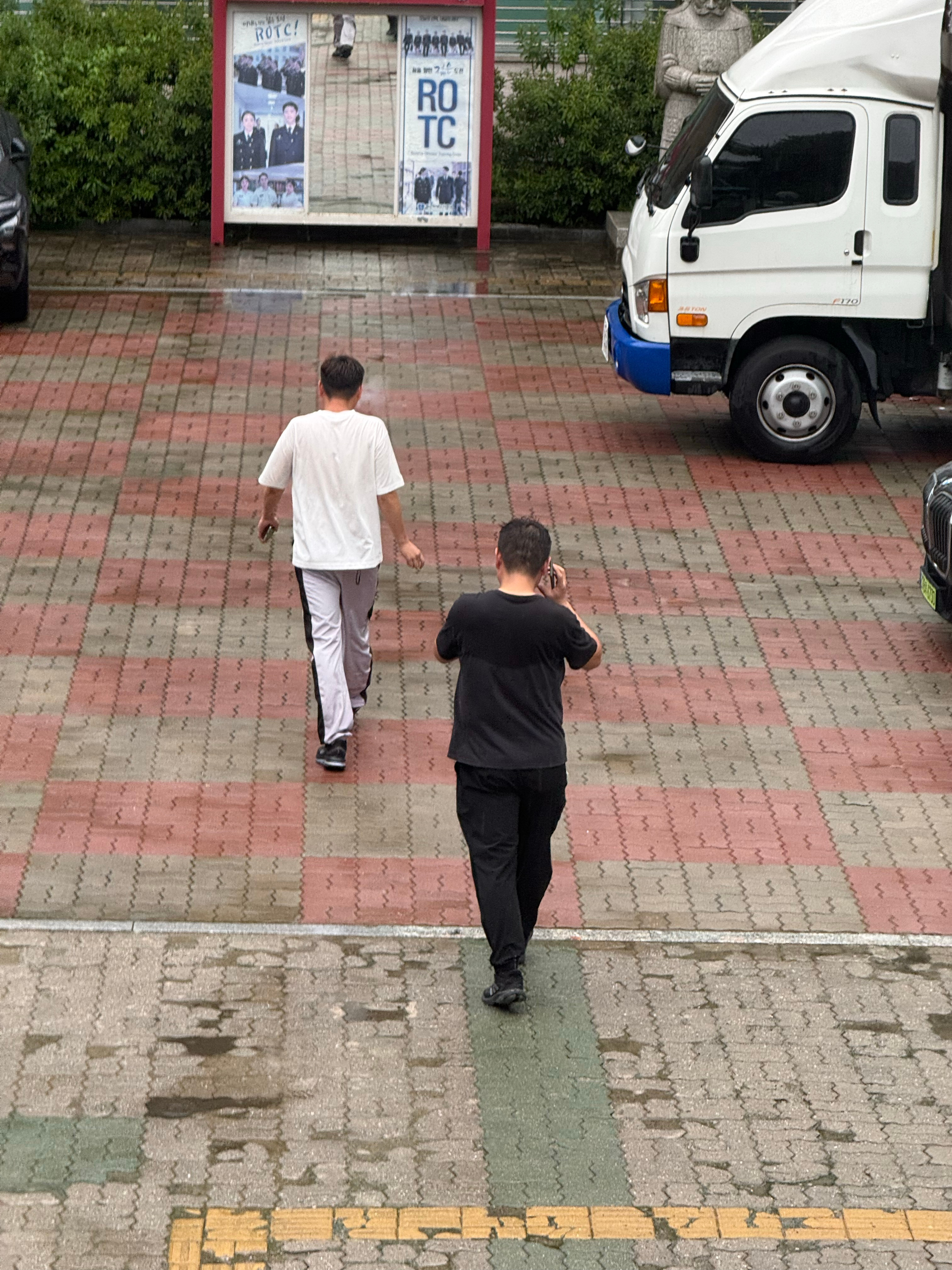 今天地陪陪一个妹妹去cortis演唱会，在现场看到不止一个随地抽烟的中国男的…好