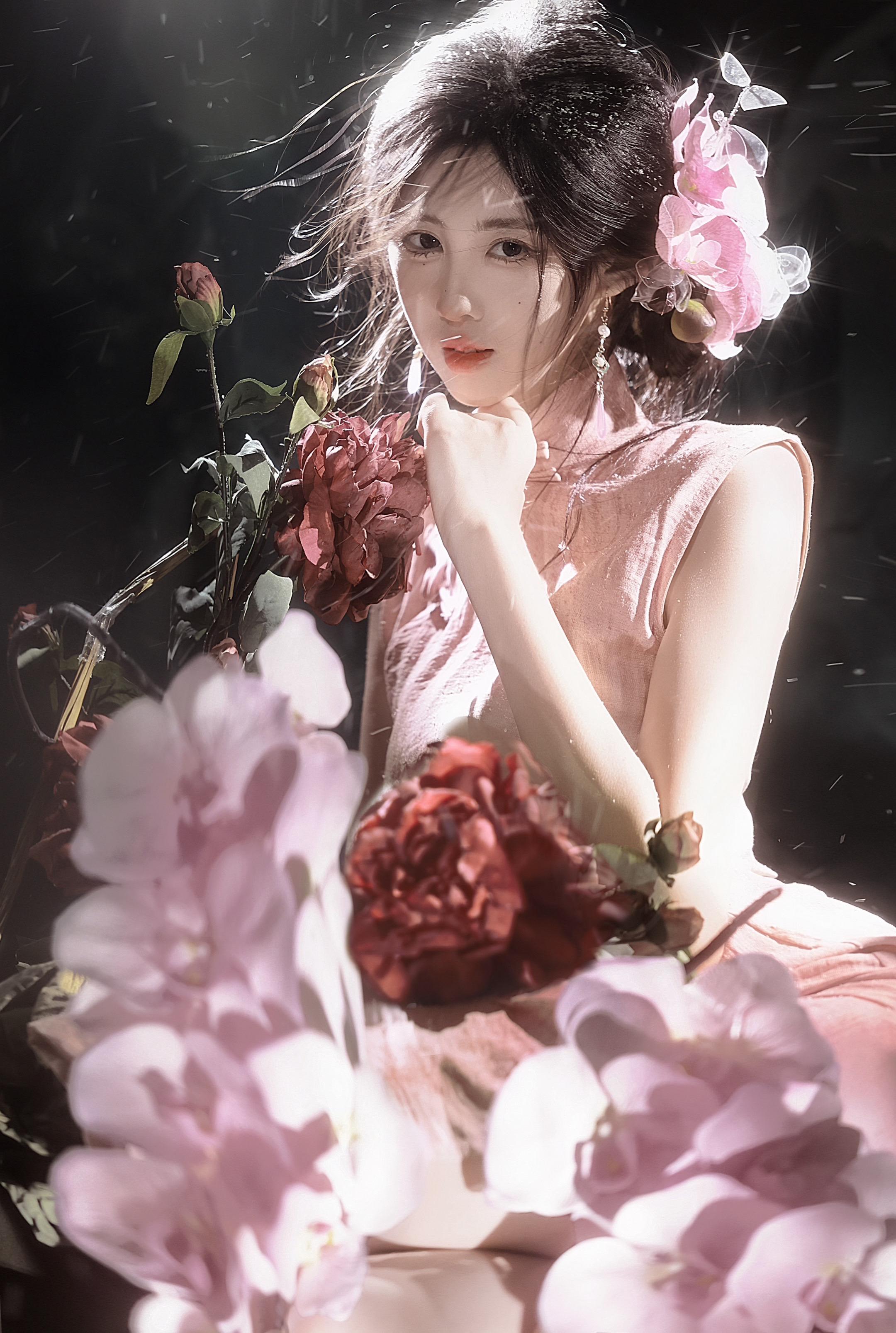 蝴蝶兰的清冷和牡丹的妩媚。