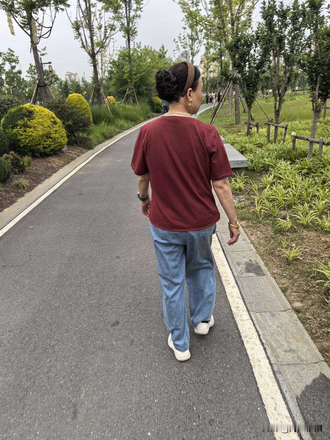《西江月·安好常相伴》
 
留取昨宵含笑，
携来今日清欢。
诚心祝福寄君前，
岁