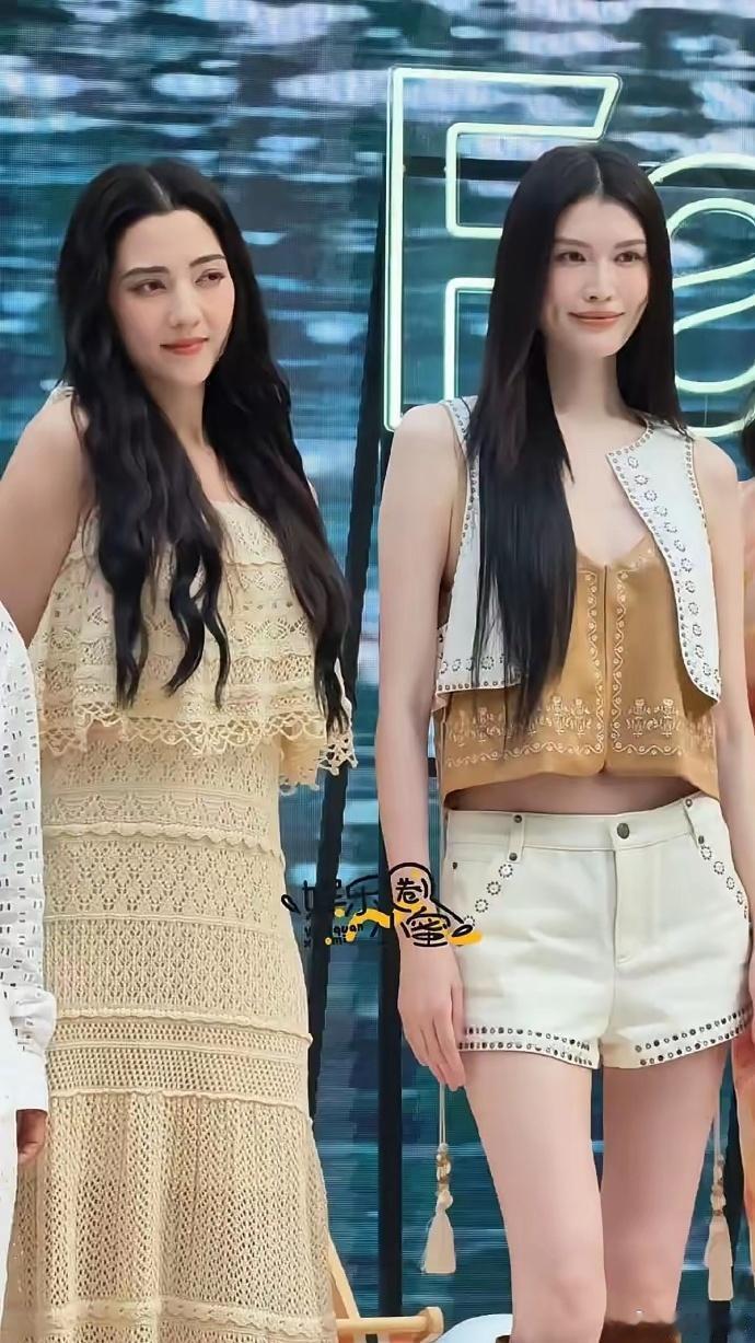 娜然和何穗两位大美女同框，身高竟然相差无几。 