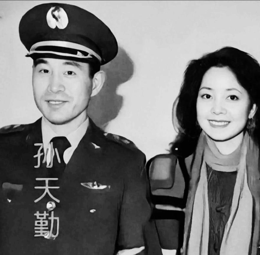 1983年，叛徒孙天勤，镜头中的他穿着军装，嘴角微扬，露出一丝笑容。

主要信源