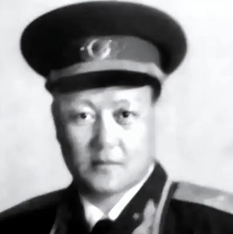 1949年，解放军师长刘秉彦去北京饭店吃饭，突然看到一个服务员举止异常，还有些眼