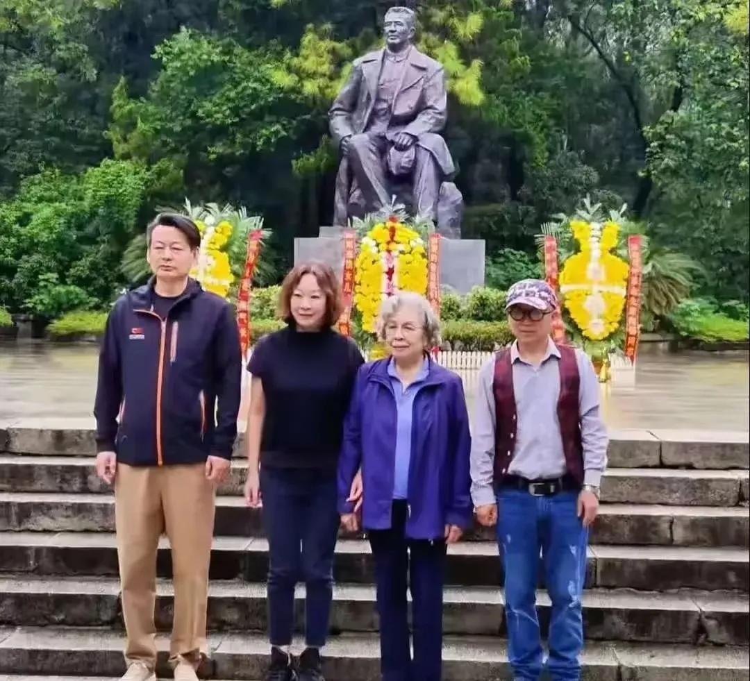 “大哥石来发的亲生父亲究竟是谁？是夏明震还是蔡协民？”这个问题困扰了陶斯亮很多年
