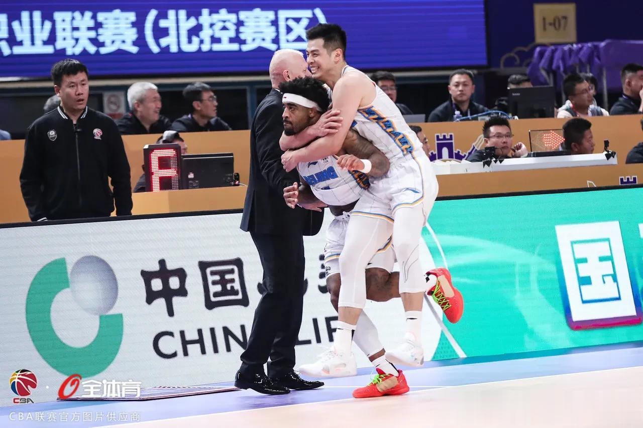 北京首钢“水货外援”一战成名！

在今晚进行的CBA“京城德比战”的比赛中，双方